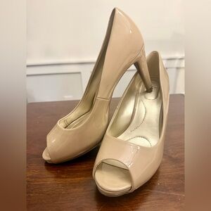 Bandolino Nude Patent Peep Toe Heels Size 9W Wide